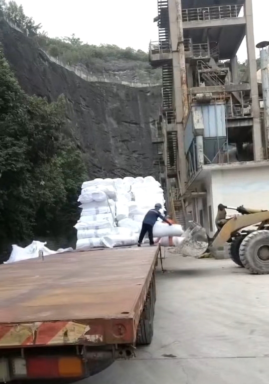 重庆水泥厂SCR项目用硅酸铝纤维毯送货现场 