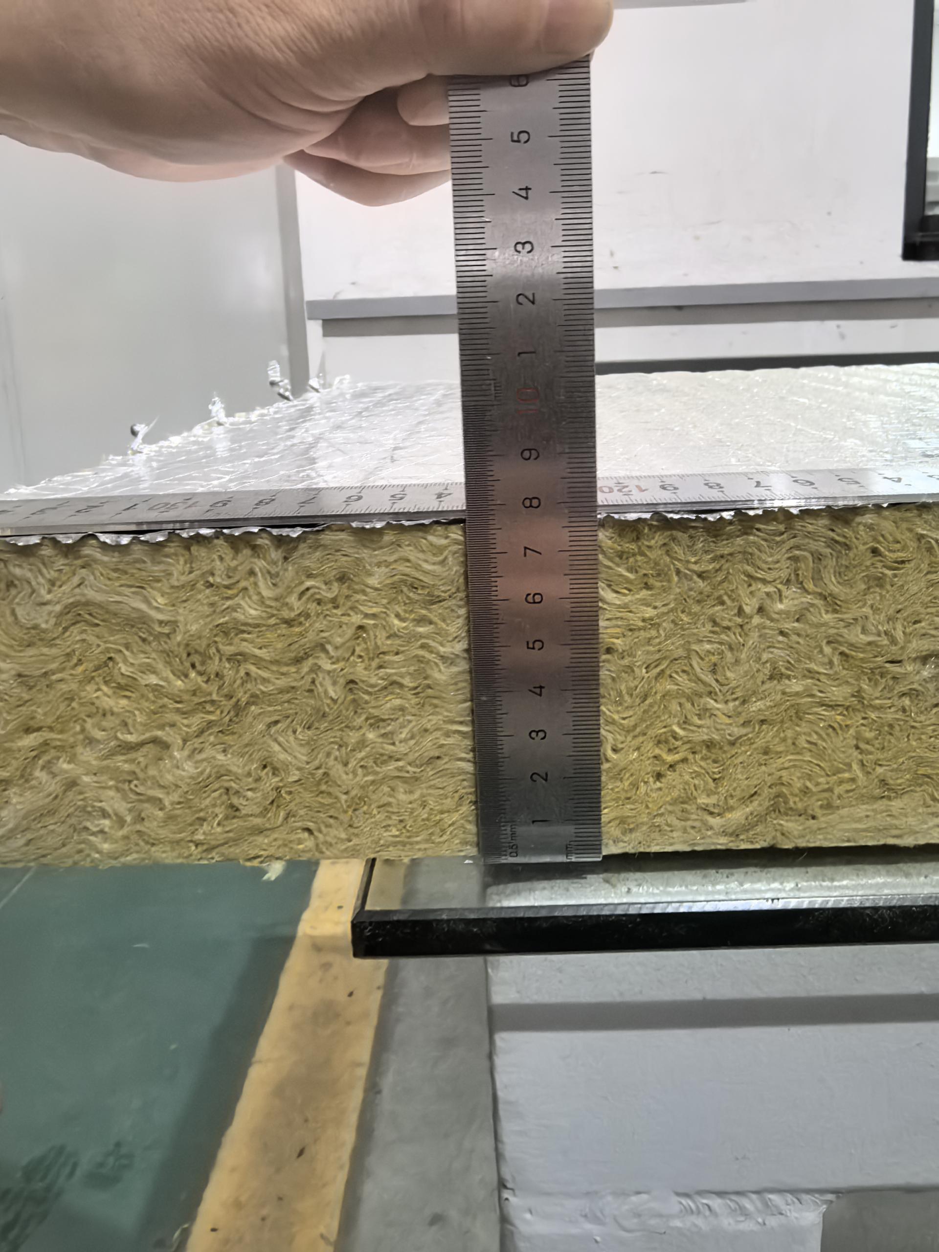 单面铝箔岩棉板生产发货现场