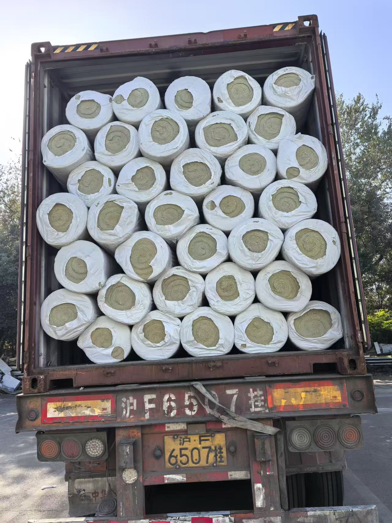 两箱铁丝网岩棉卷毡火速发往钢铁厂！