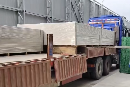 谢桥项目水泥纤维板顺利卸货！郑州盛世金鼎实力供货获认可