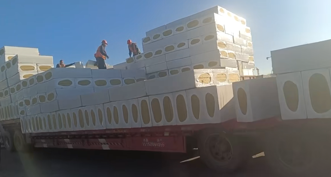 岩棉板卸货一车，发电厂煤场外保温应用